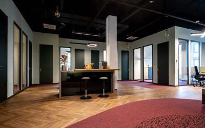 moderner Coworking Space mit Tresen und Büros